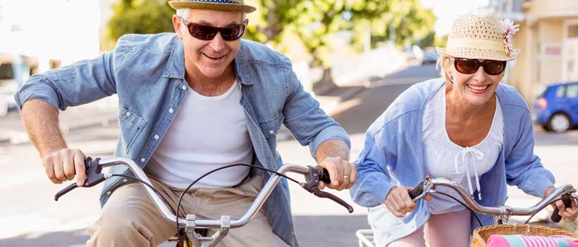 Glückliches Senioren-Paar beim Radfahren