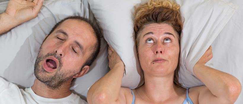 Schnarchender Mann stört den Schlaf seiner Frau