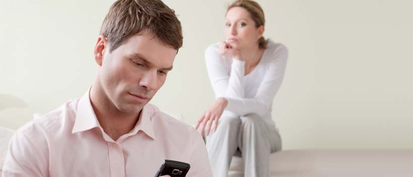 Eifersüchtige Frau beobachtet Ihren Affärenpartner wie er ein Casual Date mit einer weiteren Frau per Handy ausmacht 