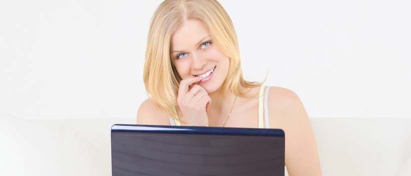 Junge Frau flirte per Notebook online fremd 