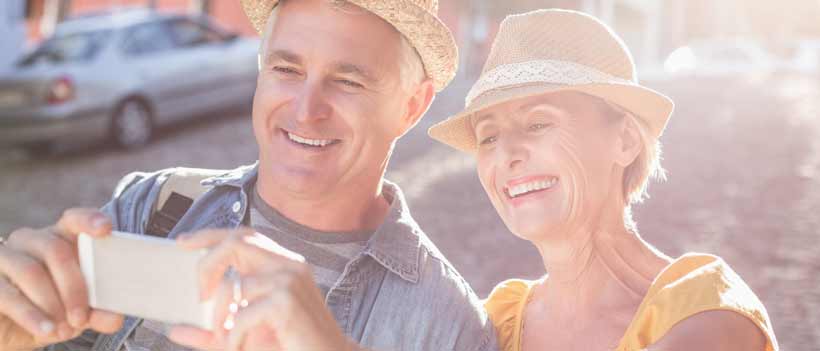 Glückliches Paar mittleren Alters machen einen Selfie an einem sonnigen tag von sich
