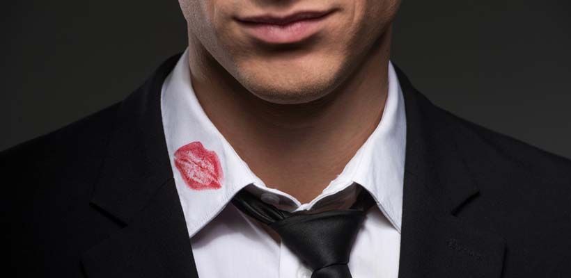 Mann mit einem Lippenstiftabdruck auf dem Hemdkragen