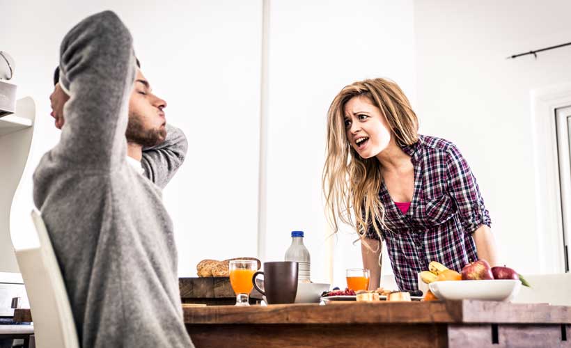 Streit zwischen einem jungen Paar beim Frühstück