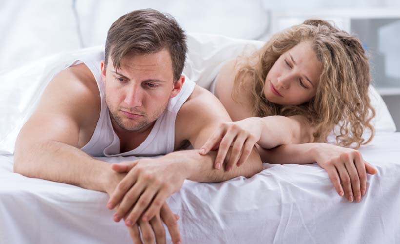 Leidenschaftliches Paar haben wieder heißen Sex im Schlafzimmer nach einer Sexflaute