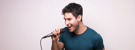 Singender Mann mit einem Mikrofon