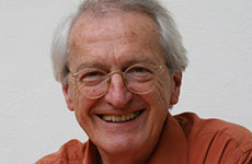 Ein strahlender Dr. Hans Jellouschek im orangenen Hemd