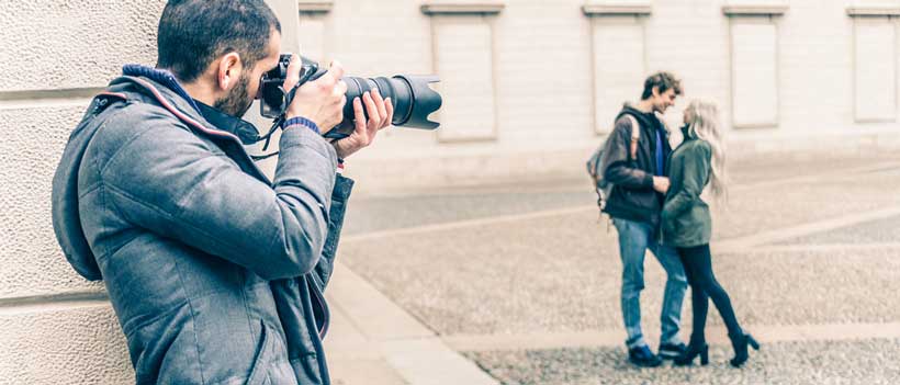 Detektiv fotografiert ein Paar welches sich heimlich trifft 