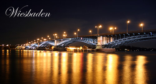 Theodor-Heuss-Brücke zwischen Wiesbaden und Mainz bei Nacht